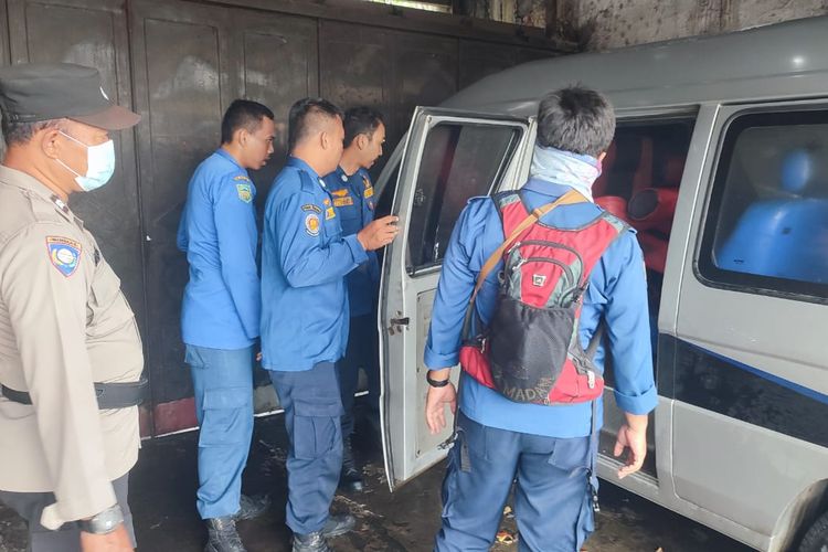 Mobil travel terbakar di garasi Jalan Jenderal Soedirman Purwokerto, Kabupaten Banyumas, Jawa Tengah, Senin (26/12/2022).