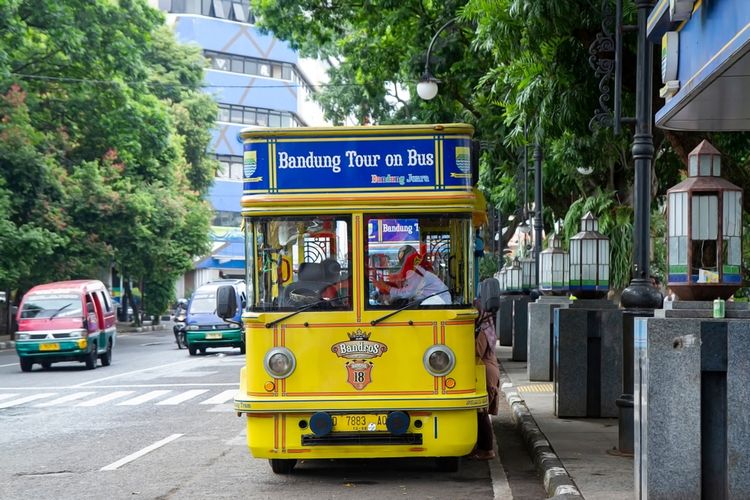 Bandung Tour on The Bus (Bandros) yang dapat dinaiki untuk berkeliling Bandung.