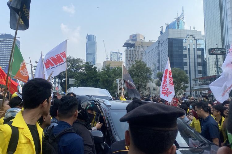 Mobil dan Ambulans Sempat Tertahan di Barikade Polisi Saat Demo Mahasiswa UI Menuju Bundaran HI