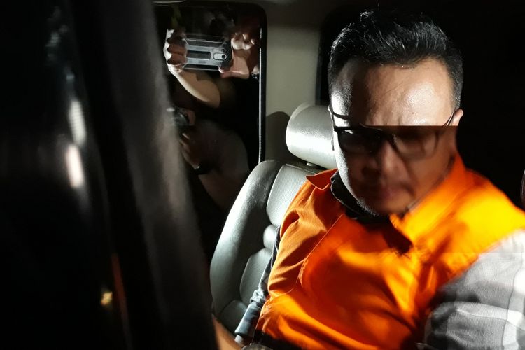 Irvanto Hendra Pambudi menaiki mobil tahanan seusai diperiksa di Gedung KPK Jakarta, Jumat (9/3/2018).