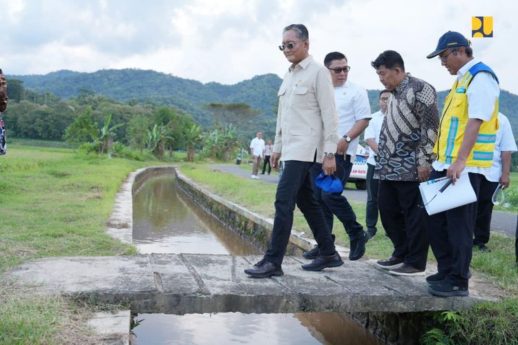 Menteri PU Dody Hanggodo saat meninjau jaringan irigasi pada Daerah Irigasi Kalibawang bersama Anggota Komisi V DPR RI Danang Wicaksana Sulistya di Kabupaten Kulonprogo, Daerah Istimewa Yogyakarta, Minggu (11/5/2025). 
