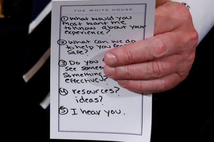 Kertas contekan yang dipegang Presiden Amerika Serikat Donald Trump dalam sesi pertemuan dengan korban penembakan massal di Gedung Putih Rabu (21/2/2018).