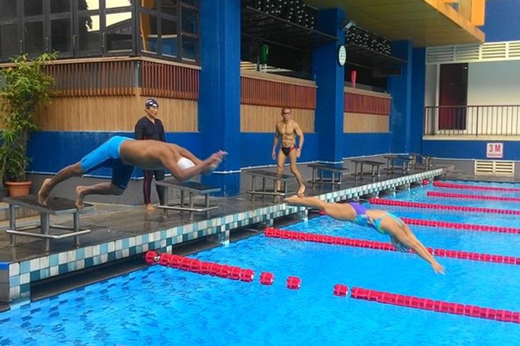 Para warga senior berlatih di kolam renang Cikini, jakarta.