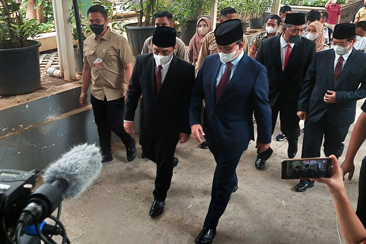 Gubernur DKI Jakarta Anies Baswedan dan Wakil Gubernur DKI Jakarta Ahmad Riza Patria ketika berjalan di Balai Kota DKI Jakarta, Jakarta Pusat, Selasa (13/9/2022).