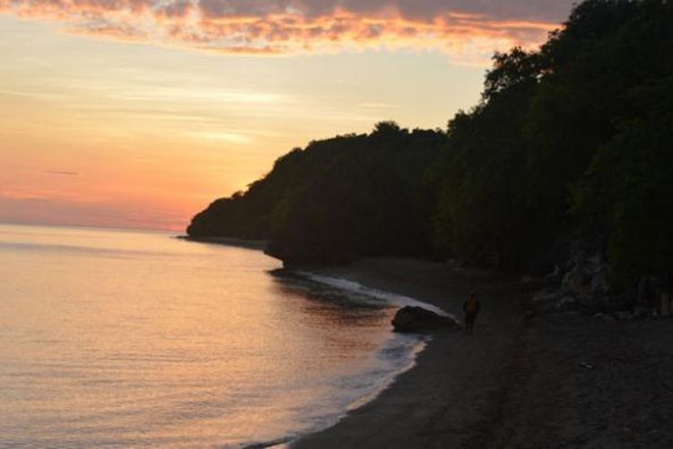 Matahari terbit di Pantai Watu Payung, Desa Nangambaur, Kecamatan Sambirampas, Manggarai Timur, Flores, Nusa Tenggara Timur. 