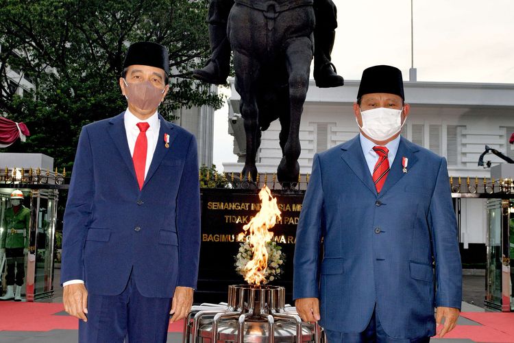 Presiden Joko Widodo (kiri) didampingi Menteri Pertahanan Prabowo Subianto berfoto di depan Tugu Api Semangat Indonesia Merdeka Tidak Pernah Padam seusai diresmikan di Lapangan Bela Negara, Kementerian Pertahanan, Jakarta, Selasa (9/11/2021).