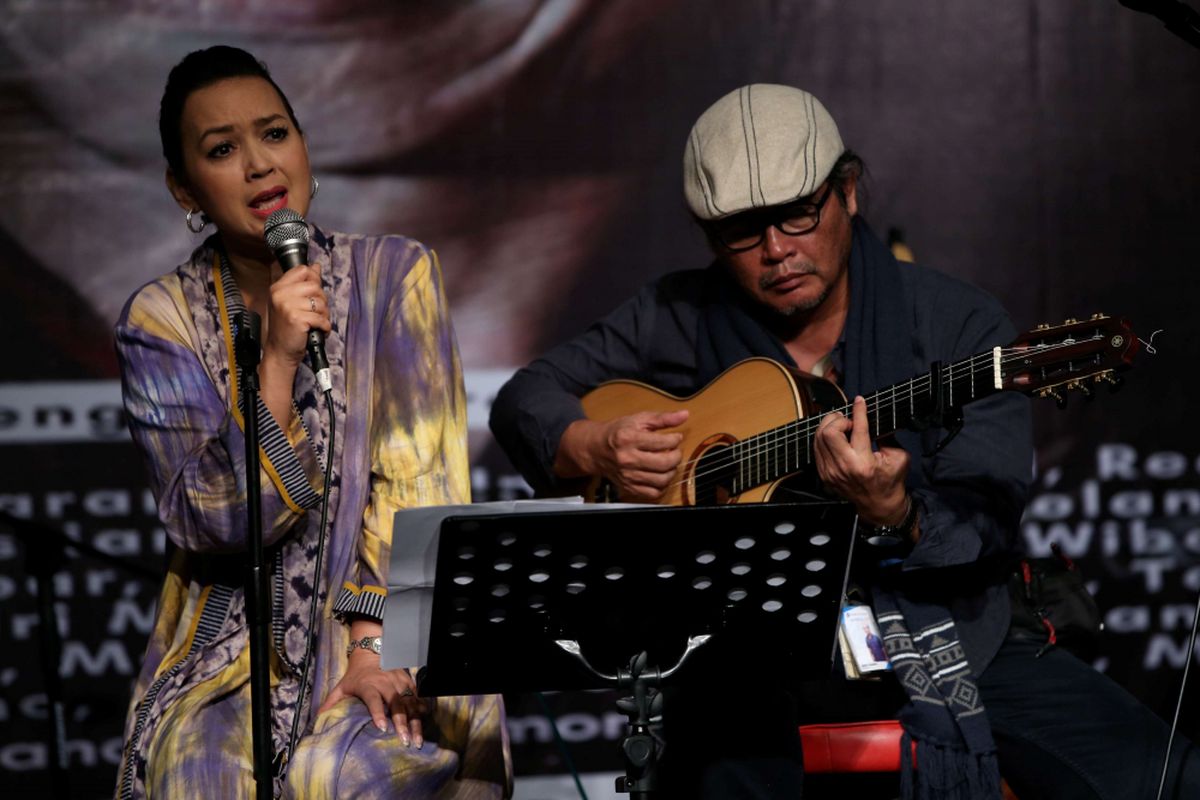 Ira Wibowo dan Jodhi Yudono tampil dalam konser amal untuk Ari Malibu di Bentara Budaya Jakarta, Kamis (3/5/2018). Konser amal yang menampilkan 30-an seniman ini digelar untuk menggalang dana pengobatan penyanyi dan pemain gitar era 80-an Ari Malibu, yang tengah sakit.