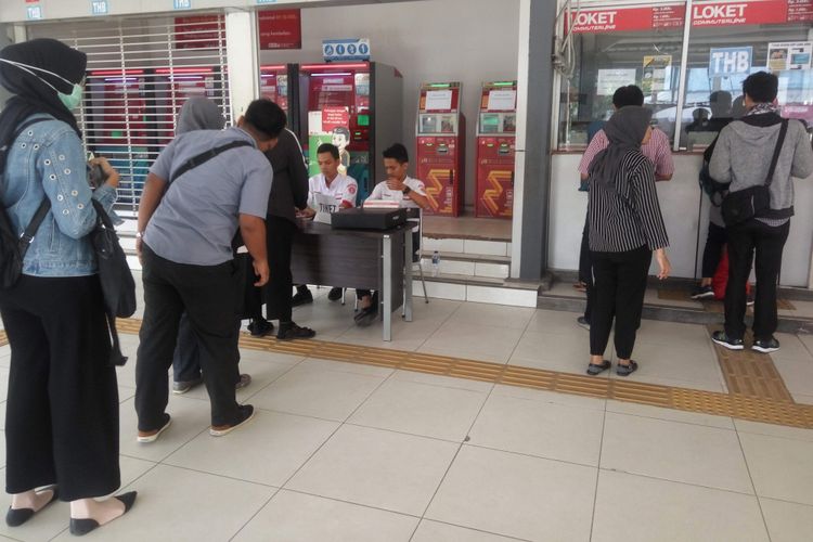 Antrean pembelian tiket kertas di Stasiun Pondok Cina, Depok, Senin (23/7/2018).