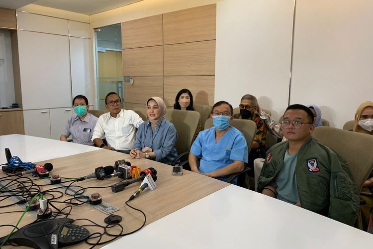 Istri Miing Bagito, Lisma Gumelar, bersama tim dokter yang merawat Miing Bagito menjalani operasi by pass jantung, dalam konferensi pers yang digelar di Rumah Sakit Mitra Keluarga Kelapa Gading, Jakarta Utara, Senin (23/5/2022). 