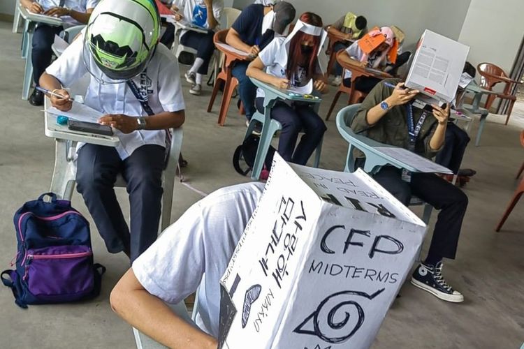 Serangkaian foto siswa mengenakan topi anti-menyontek selama ujian perguruan tinggi menjadi viral di kalangan pengguna media sosial di Filipina. 