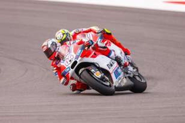 Pebalap Ducati asal Italia, Andrea Dovizioso (depan) dan Andrea Iannone, memacu motor mereka pada balapan GP Agentina di Termas de Rio Hondo, Minggu (3/4/2016).