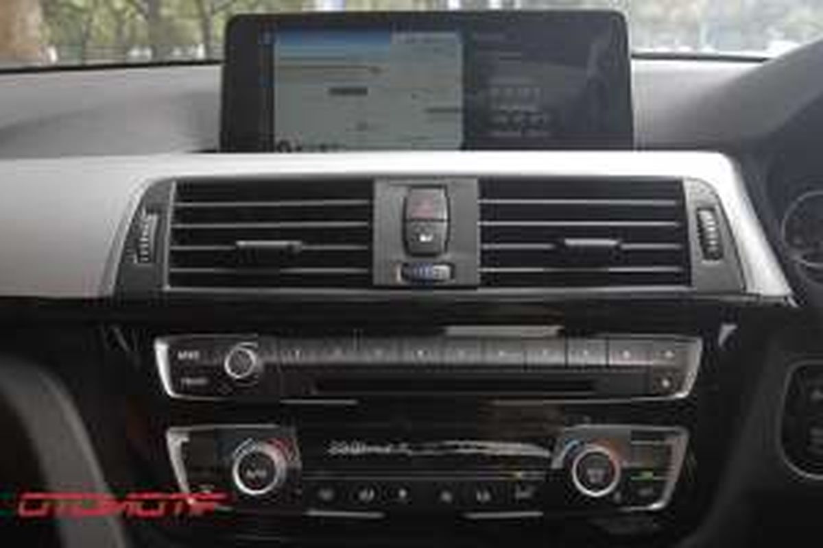 Detil dashboard tengah dan headunit BMW 330i M