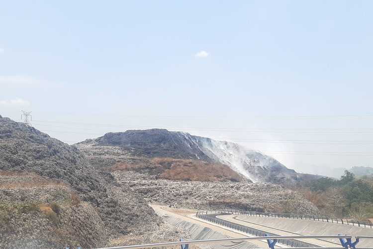 Kepulan asap keluar dari gunungan sampah TPA Putri Cempo yang terbakar di Solo, Jawa Tengah, Selasa (19/9/2023).