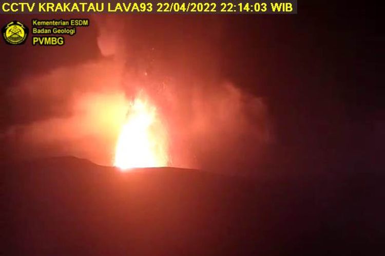 Foto dari kamera CCTV di Gunung Anak Krakatau, Jumat (22/4/2022) sekitar pukul 22.14 WIB. Pijaran lahar terlihat dari kawah gunung di Selat Sunda tersebut.