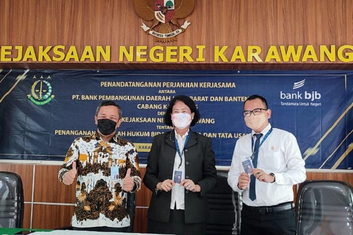 Bjb Karawang dan Kejari Karawang melakukan penandatanganan kerja sama dengan Kejaksaan Negeri Karawang, Senin (25/7/2022).