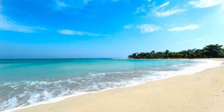 Garis pantai Tanjung Lesung sepanjang 13 kilometer, salah satu pantai dekat Jakarta yang dapat dikunjungi.