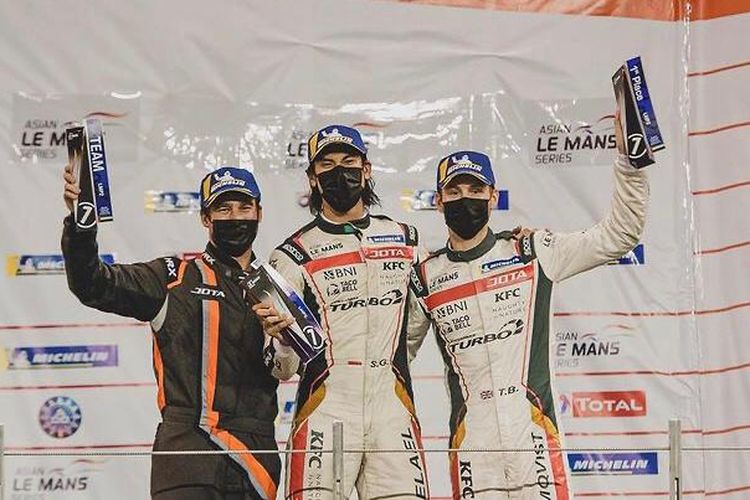 Pebalap asal Indonesia, Sean Gelael (tengah), sekali lagi menunjukkan kapasitasnya bukan hanya pebalap dengan stamina mumpuni tetapi juga skill rupawan. Hal ini ia tampilkan pada Asian Le Mans Series di Sirkuit Yas Marina, Abu Dhabi, Sabtu (20/2/2021) waktu lokal.