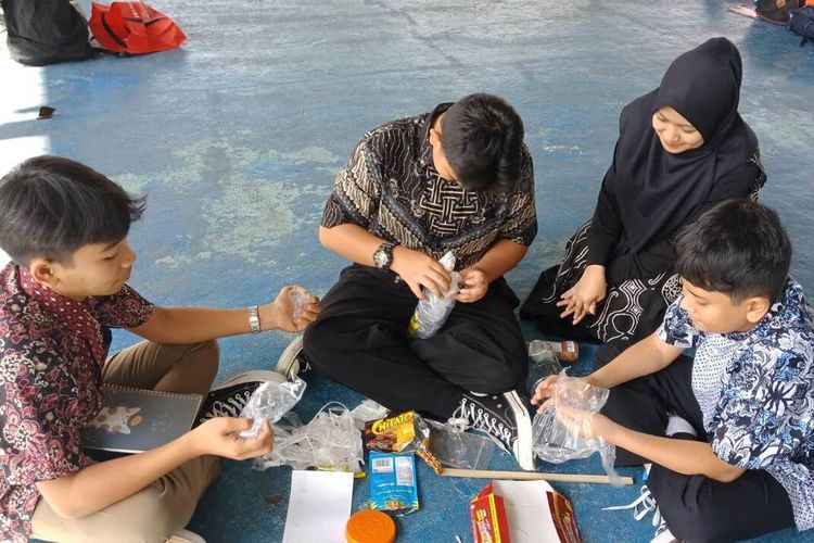 Kegiatan mendaur ulang sampah plastik menjadi produk ecobrick yang dikembangkan siswa SMPI Cendekia Cianjur