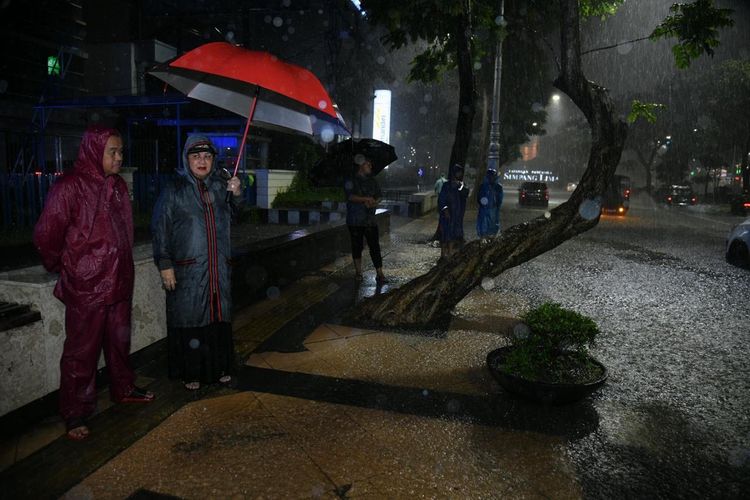 Wali Kota Semarang Hevearita Gunaryanti Rahayu melakukan tinjauan di sejumlah titik banjir di Kota Semarang, Rabu (13/3/2024) malam.