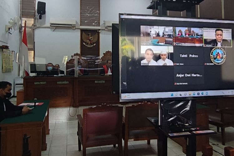 Sidang putusan atau vonis kasus penganiayaan dengan terdakwa Bos gerai ponsel Ps Store, Putra Siregar dan artis Rico Valentino digelar di Pengadilan Negeri (PN) Jakarta Selatan pada Kamis (18/8/2022).