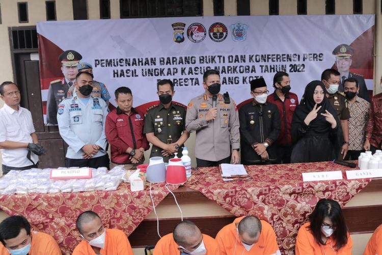 Kapolresta Malang Kota, Kombes Pol Budi Hermanto bersama jajarannya saat hendak memusnahkan barang bukti narkoba jenis ganja, sabu hingga pil dobel L pada Kamis (24/11/2022).