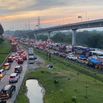 Arus lalu lintas di Km 46 ruas jalan tol Jakarta - Cikampek, Kamis (19/3/2026) pagi.