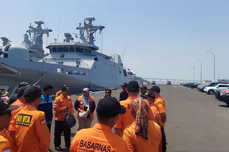 Basarnas Surabaya Kirim 15 Personel Potensi SAR ke NTT, Bawa Ambulans hingga Logistik