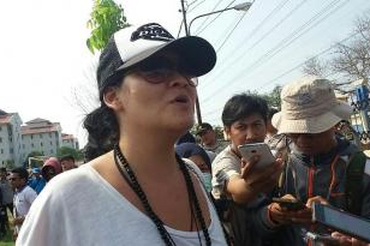 Melanie Subono saat mengikuti demo tolak reklamasi di Lapangan Sepak Bola Muara Angke, Jakarta Utara pada Rabu (2/12/2015)