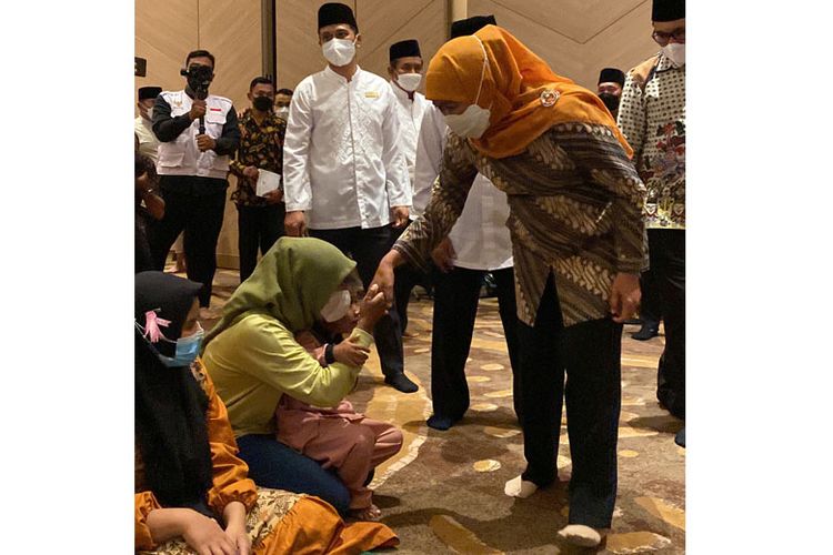 Gubernur Jawa Timur Khofifah Indar Parawansa turut menghadiri acara buka puasa bersama yang diselenggarakan J99 Foundation bekerja sama dengan Baznas Jatim dan Hotel Grand Mercure Malang Mirama.