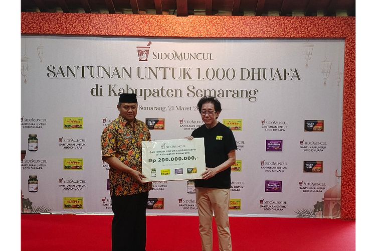 Direktur Sido Muncul dan Kepala Dinas Tenaga Kerja Kabupaten Semarang M Taufiqur Rahman dalam kegiatan penyerahan bantuan dari Sido Muncul kepada 1.000 warga duafa dari Kecamatan Bergas dan Pringapus, Kabupaten Semarang, Jumat (21/3/2025)