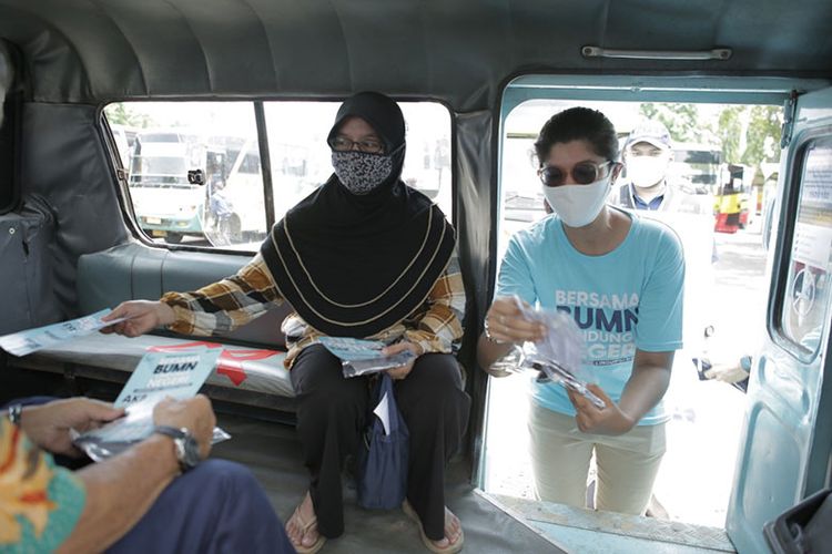 Covid ranger Pupuk Indonesia membagikan masker kepada masyarakat. 