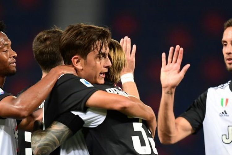 Para pemain Juventus merayakan gol Paulo Dybala ke gawang Bologna pada lanjutan pekan ke-27 Liga Italia di Stadion Renato DallAra, Selasa (23/6/2020) dini hari WIB. 