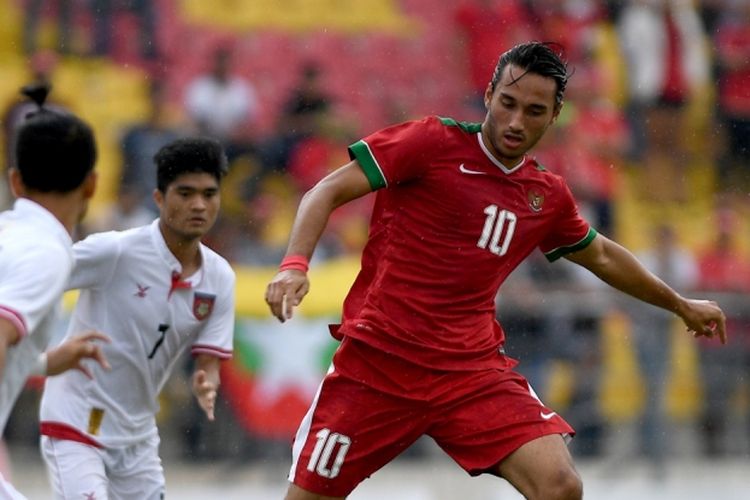 Pesepak bola Timnas U-22 Indonesia Ezra Walian (kanan) menggiring bola melewati tiga pesepak bola Timnas U-22 Myanmar pada laga perebutan medali perunggu sepak bola SEA Games XXIX di Stadion Majlis Perbandaran Selayang, Kuala Lumpur, Malaysia, Selasa (29/8/2017). Timnas sepak bola U-22 Indonesia menyumbang medali perunggu setelah menang 3-1 atas Myanmar.