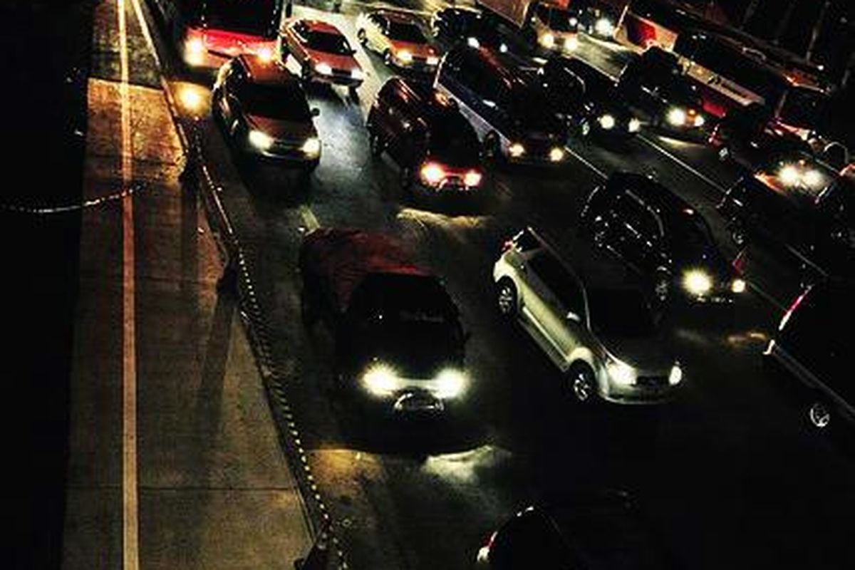 Kendaraan arus mudik mulai memadat di pintu keluar Tol Cikampek, Cikopo, Kabupaten Purwakarta, Jawa Barat, Kamis (25/8) malam. Puncak arus mudik diperkirakan terjadi pada H-3 hingga H-2 Lebaran.