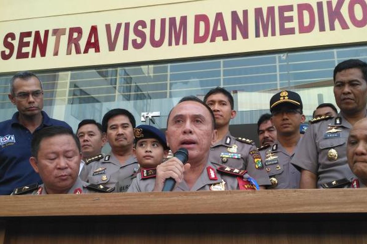 Kapolda Metro Jaya Inspektur Jenderal Polisi Mochamad Iriawan menyampaikan informasi perkembangan identifikasi 20 jenazah terbakar kapal Zahro Express di RS Polri, Jakarta Timur, Senin (2/1/2017) sore.
