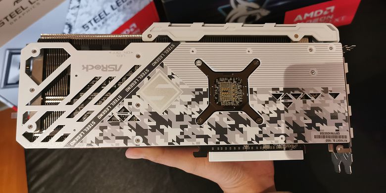 Bagian belakang (backplate) Asrock Radeon RX 7800 XT Steel Legend