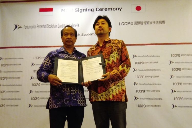 Ketua Umum Perkumpulan Pemerhati Bitcoin & Blockchain Indonesia (PPBBI) Erwin Hadiyanto meneken kerja sama dengan Ketua International Crypto Currency Promotion Organization (ICCPO) Eisuke Kawamoto untuk pengembangan teknologi blockchain di Indonesia, Rabu (12/9/2018).