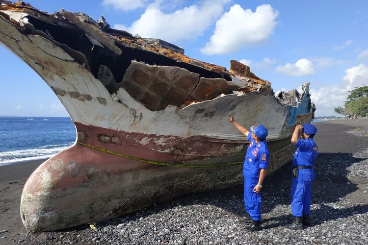 Polisi periksa bangkai kapal ikan yang terdampar di Pantai Yeh Malet, Desa Antiga Kelod, Kecamatan Manggis, Karangasem, Bali.