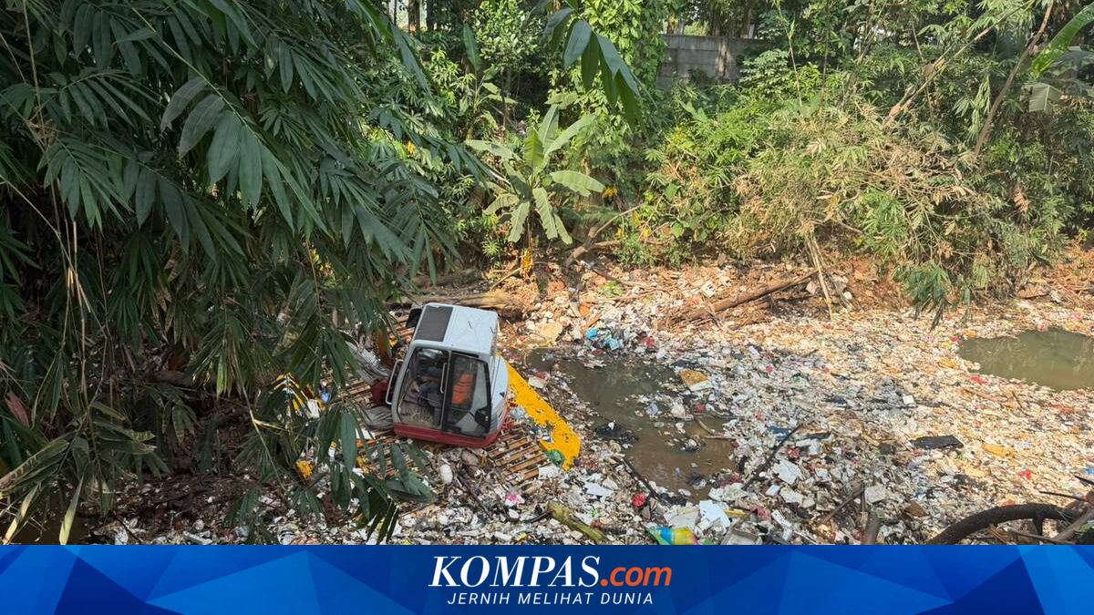 Petugas Temukan Kulkas hingga Kasur di Tumpukan 230 Ton Sampah Kali Baru Bogor