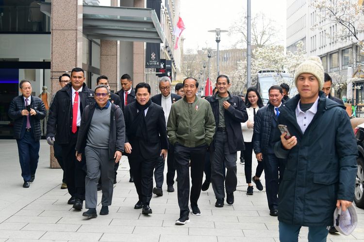 Presiden Joko Widodo melakukan kegiatan jalan pagi dan menyapa masyarakat Indonesia yang berada di sekitar hotel tempatnya bermalam di Hannover, Jerman, pada Minggu, (16/4/2023).