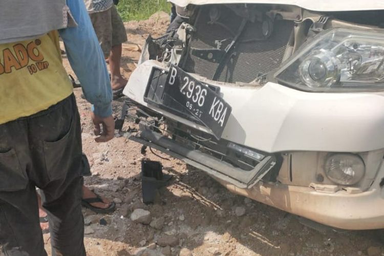 Kondisi mobil Toyota Fortuner yang terlibat kecelakaan beruntun di Desa Paniaran, Kabupaten Tapanuli Utara, Sumatera Utara, Senin (10/6/2024) 
