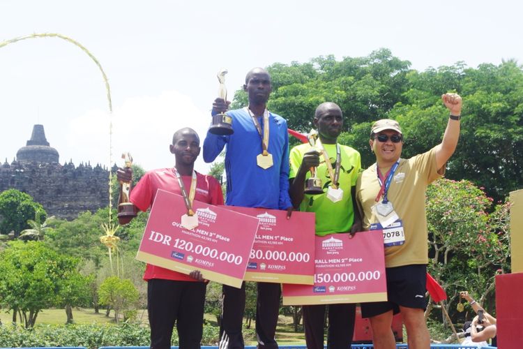 Tiga pelari asal Kenya naik podium setelah menang dalam ajang Borobudur Marathon 2019 kategori Marathon Overall Men (42 KM) di kawasan Candi Borobudur, Magelang.