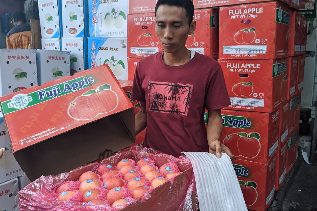 Pedagang buah impor asal China di Pasar Induk Tanah Tinggi Kota Tangerang, Kamis (13/2/2020)