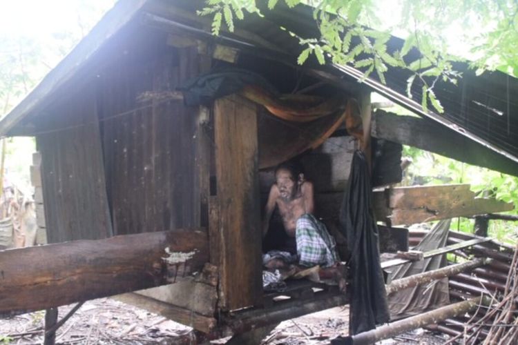 Seorang kakek tua yang berumur 80 tahun hidup sebatang kara dalam gubuk kecil yang memprihatinkan di Desa Baruta, Kecamatan Sangia Wambulu, Kabupaten Buton Tengah, Sulawesi Tenggara.