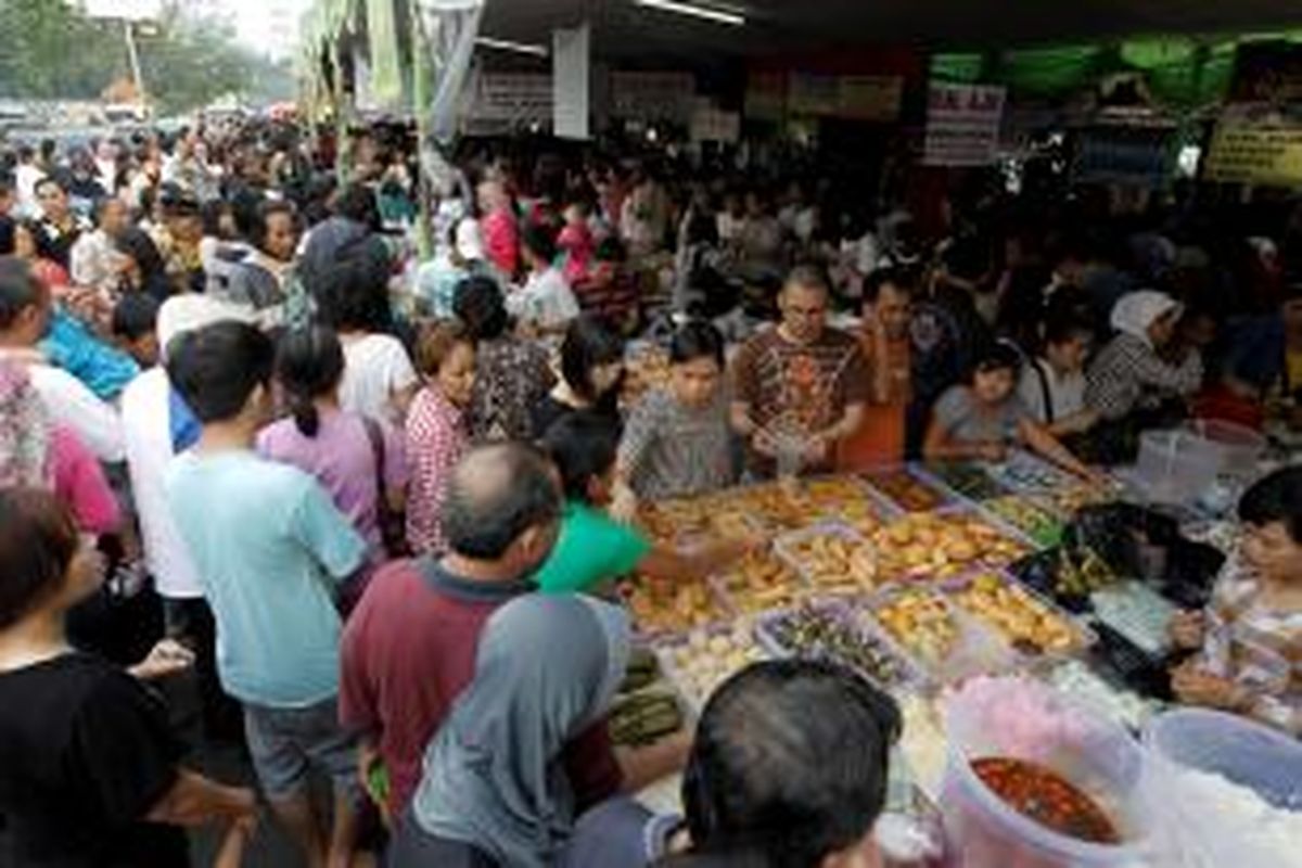 Suasana pasar kuliner musiman yang menjajakan aneka makanan di kawasan Pasar Benhil, Jakarta, Minggu (7/8/2011). Pasar kuliner musiman setiap bulan Ramadhan tersebut ramai diserbu pembeli yang membutuhkan makanan untuk berbuka puasa. 