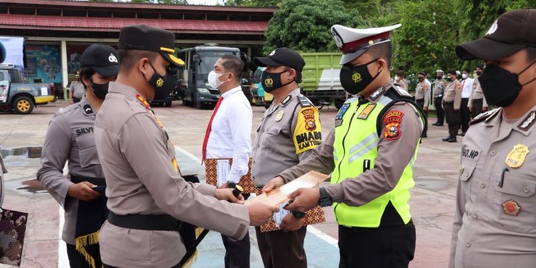 Bripka Donni Malindo saat menerima penghargaan dari Kapolres Inhu AKBP Bachtiar Alponso, Rabu (2/2/2022).