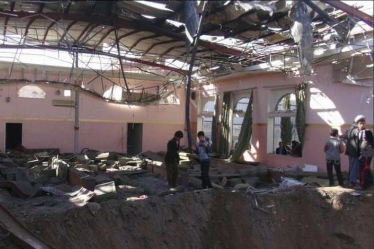 Kondisi gedung pesta pernikahan di Provinsi Hajja, Yaman, pasca-serangan udara yang dilancarkan koalisi Arab Saudi, Minggu (22/4/2018).
