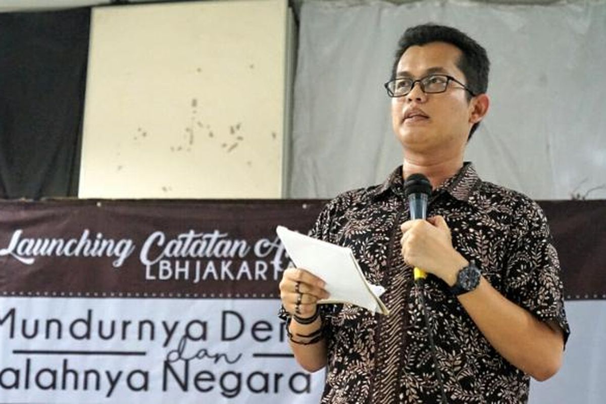 Direktur LBH Jakarta Alghiffari Aqsa saat peluncuran Catatan Akhir Tahun 2016 LBH Jakarta, di kantor LBH Jakarta, Menteng, Jakarta Pusat, Sabtu (17/12/2016).