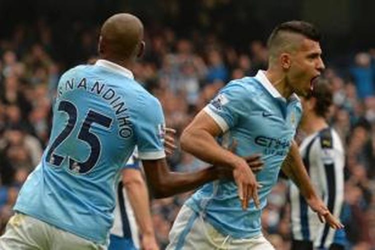 Striker Manchester City, Sergio Aguero (kanan), mencetak lima gol ke gawang Newcastle United pada lanjutan Premier League di Stadion Eitihad, Sabtu (3/10/2015).