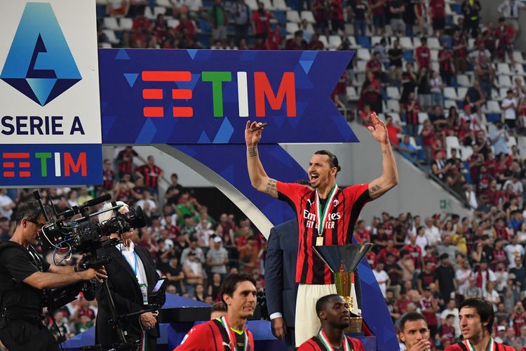 Zlatan Ibrahimovic merayakan keberhasilan AC Milan juara Liga Italia 2021-2022 pada Sabtu (22/5/2022).